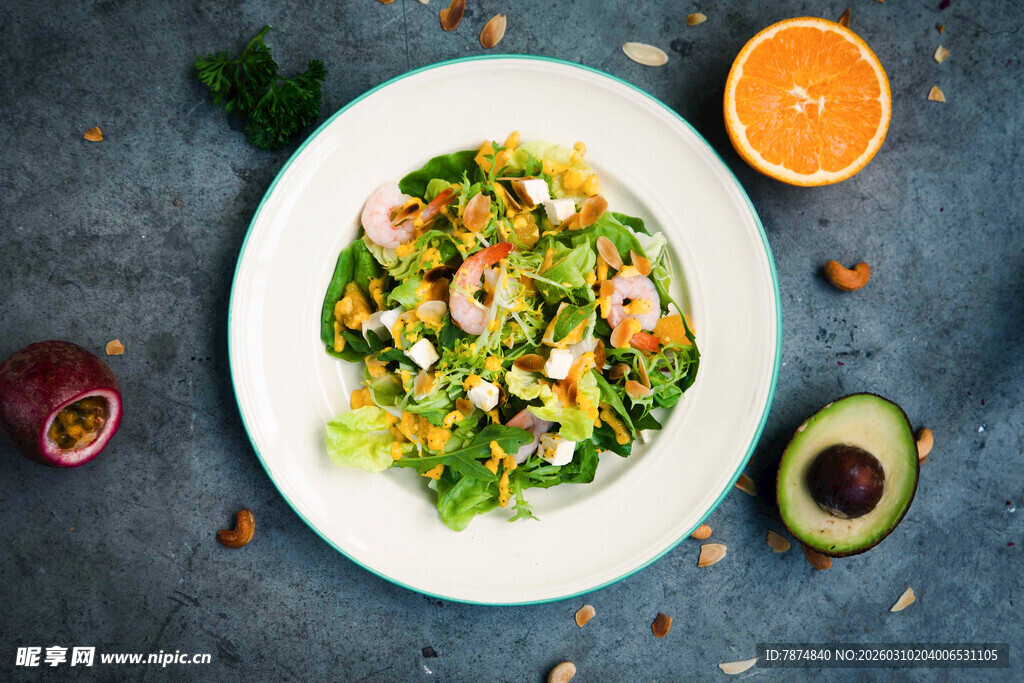 鲜虾牛油果蔬菜沙拉