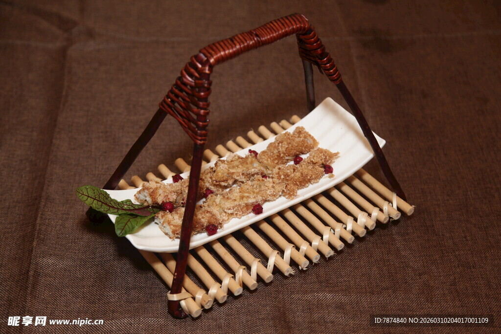 竹制托盘上的美味糕点