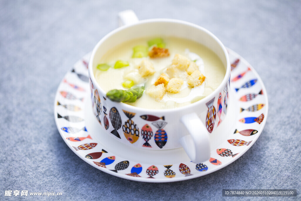 卡通杯装蔬菜鸡蛋汤