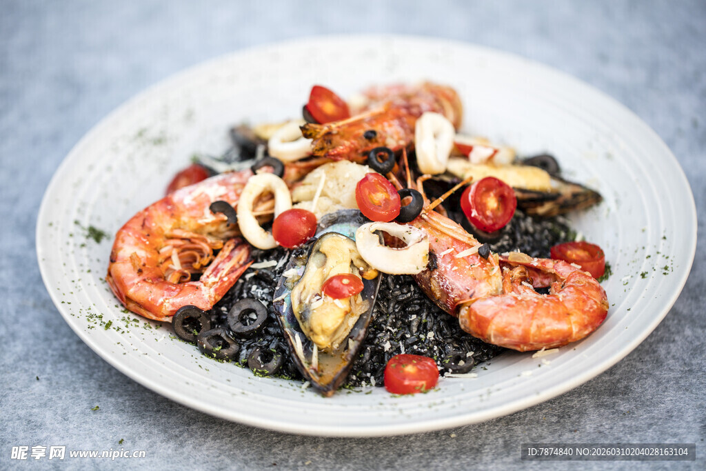 海鲜墨鱼面 美味视觉盛宴