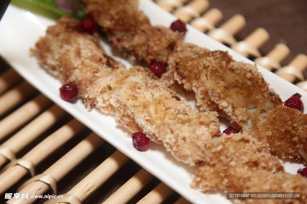 香酥炸物摆于竹席上