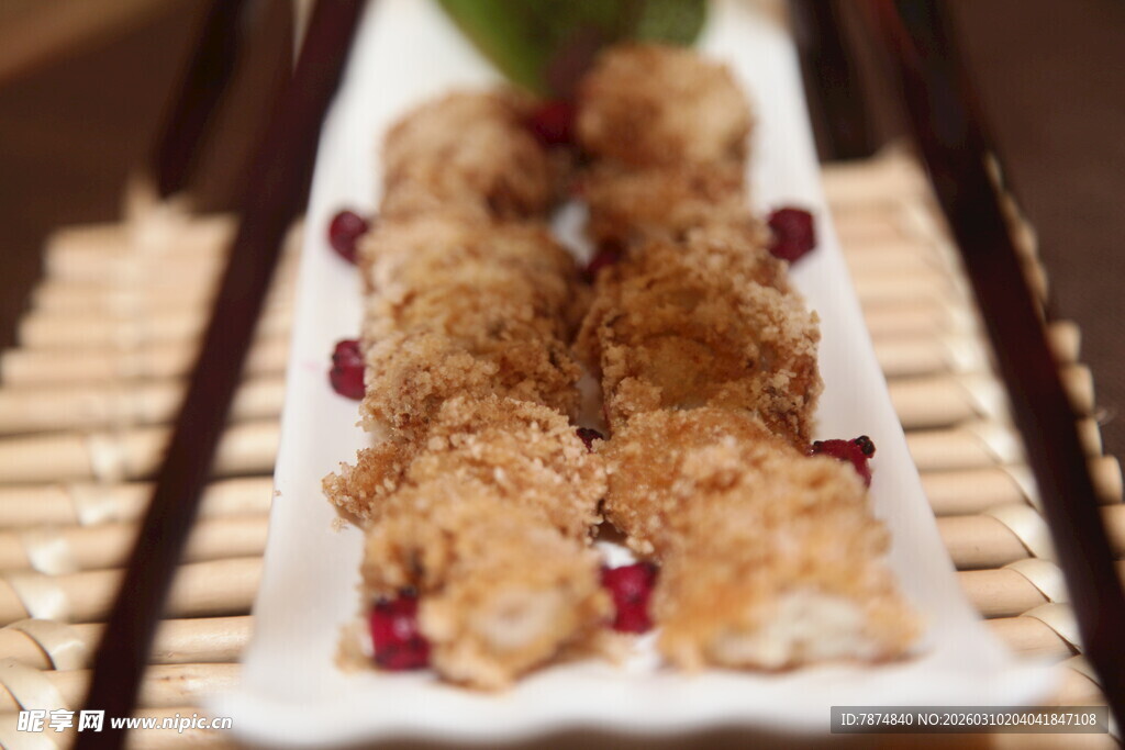 美味芝麻糕点摆于盘中