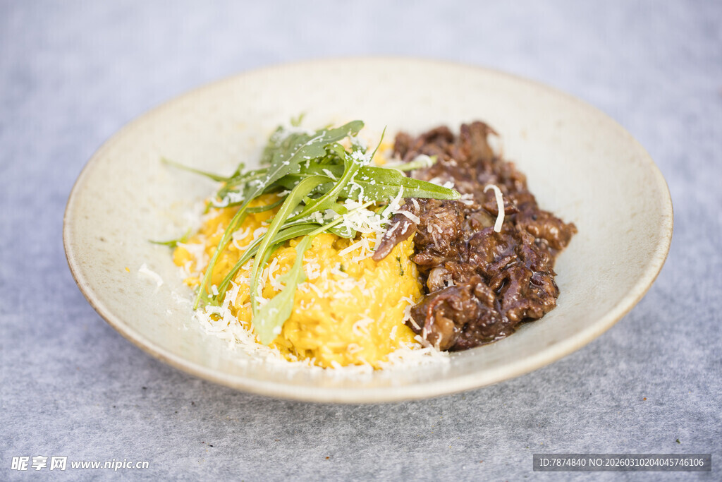 牛肉盖饭配蔬菜