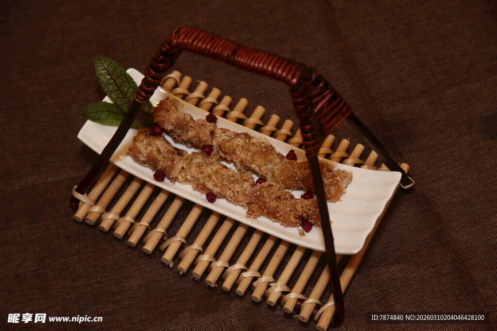 美味烤肉串置于竹制托盘