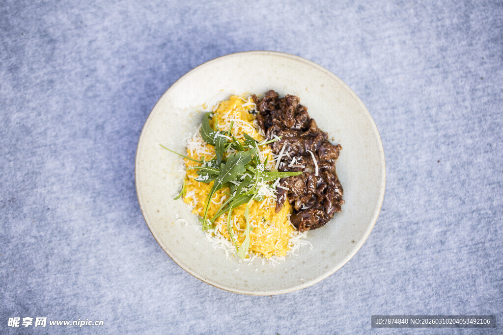 牛肉配炒蛋摆盘美食