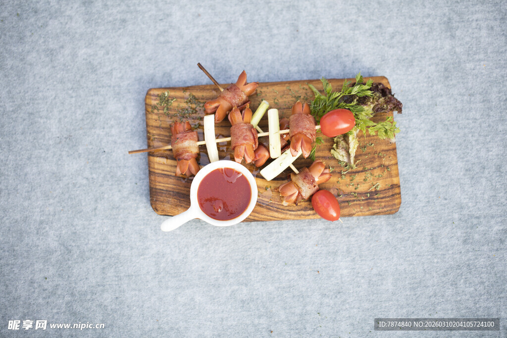 海鲜拼盘配蘸料与蔬果