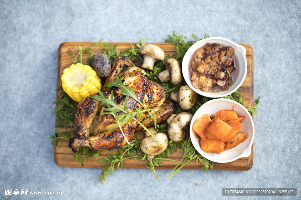 丰盛烤肉拼盘与配菜