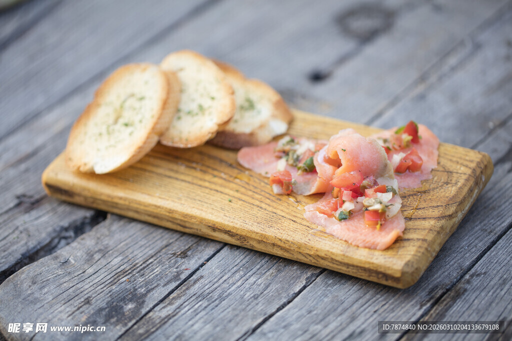 木盘上的三文鱼与面包片
