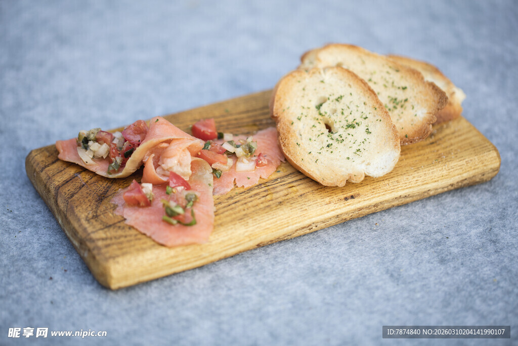 木制砧板上的肉片与面包