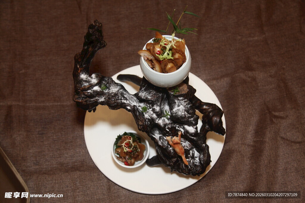 精致摆盘的美味海鲜料理