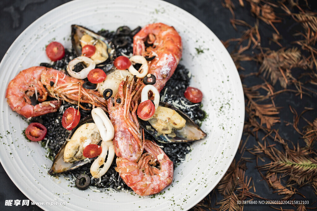 海鲜墨鱼汁意面美食盛宴