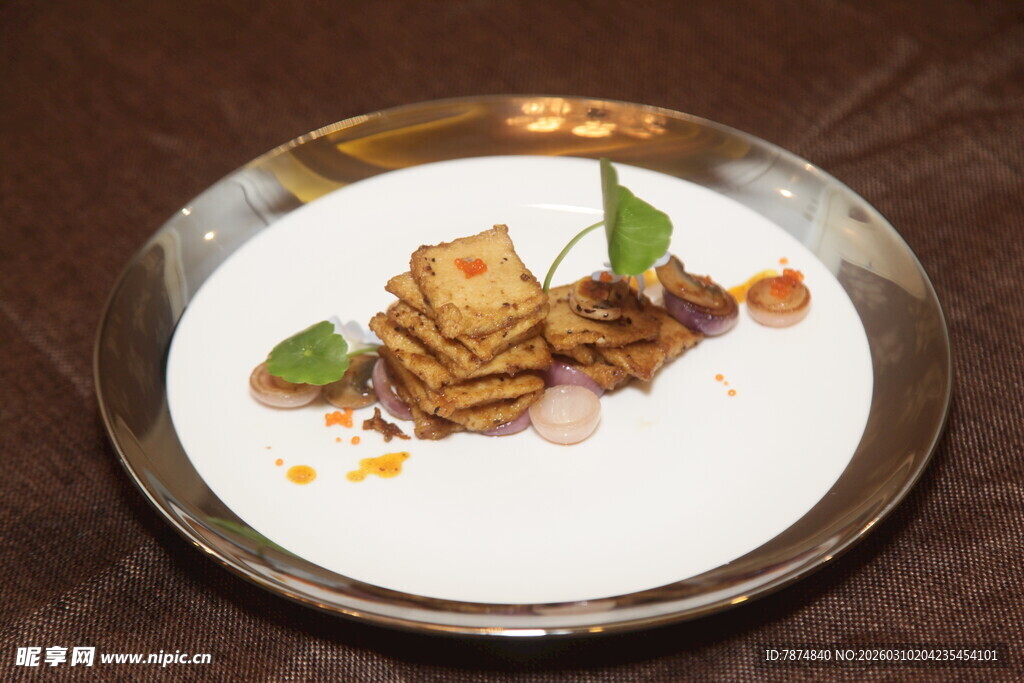 精致摆盘的美味糕点