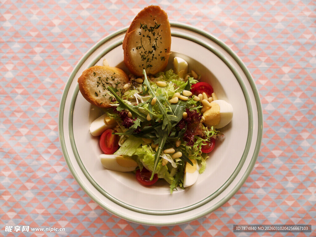 美味意式沙拉配烤面包