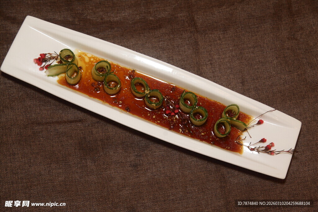 精致摆盘的特色酱汁菜品