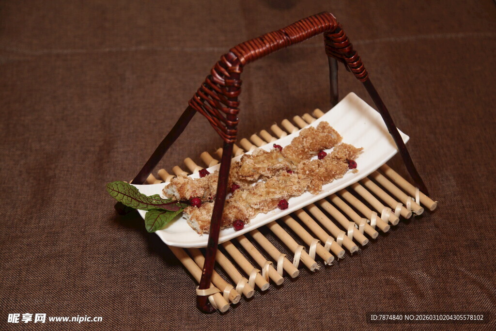 竹制托盘上的美味点心