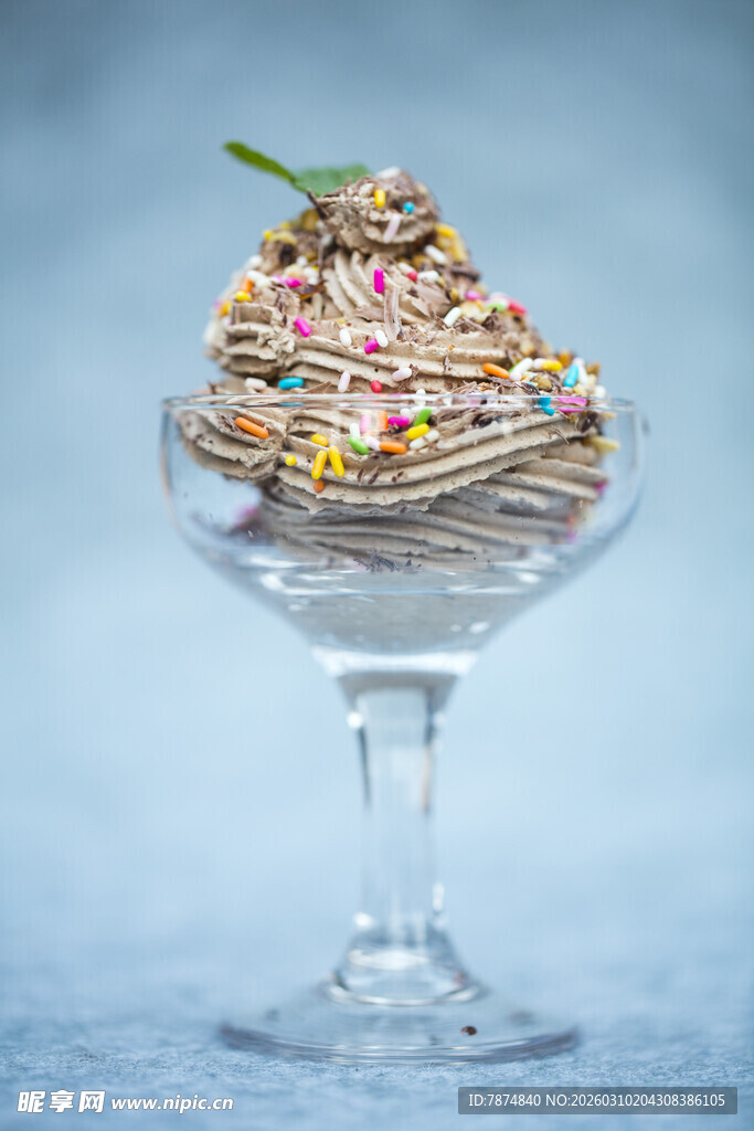 精致甜品装于玻璃杯中