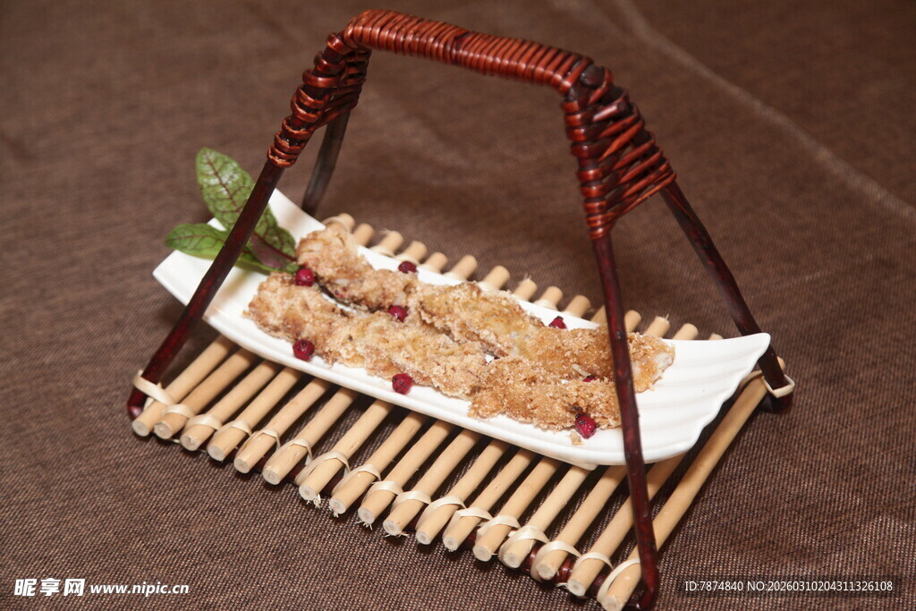 竹制托盘上的美味寿司