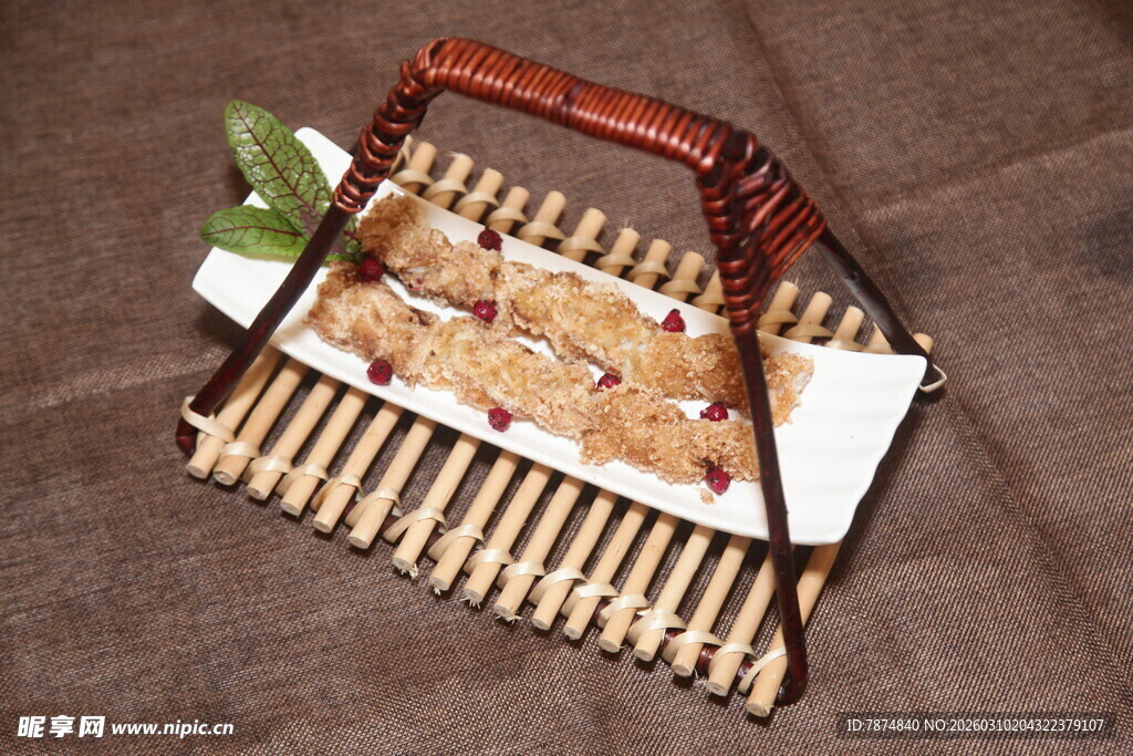 竹篮中的美味炸物