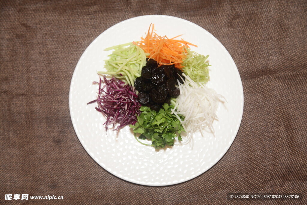 多彩蔬菜丝摆盘