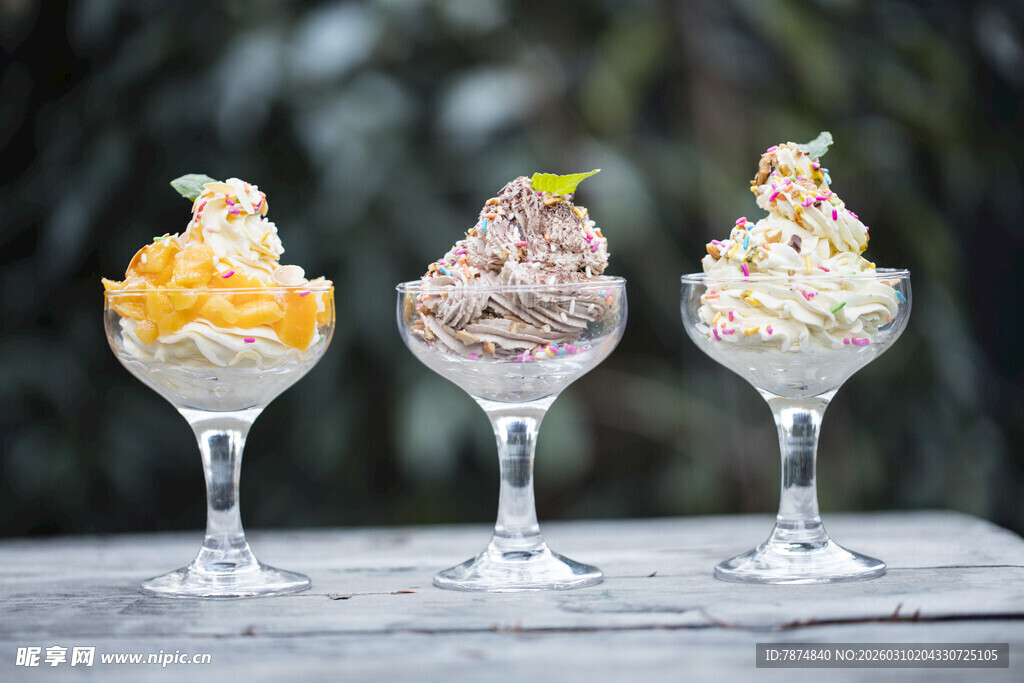 美味三色冰淇淋甜品