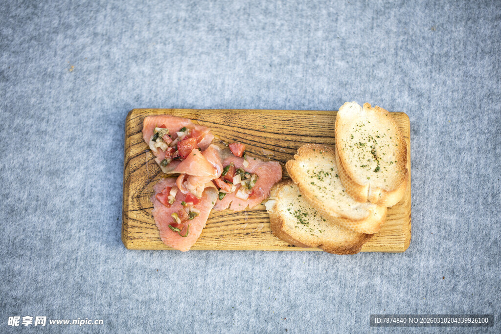 木板上的美味肉片与面包