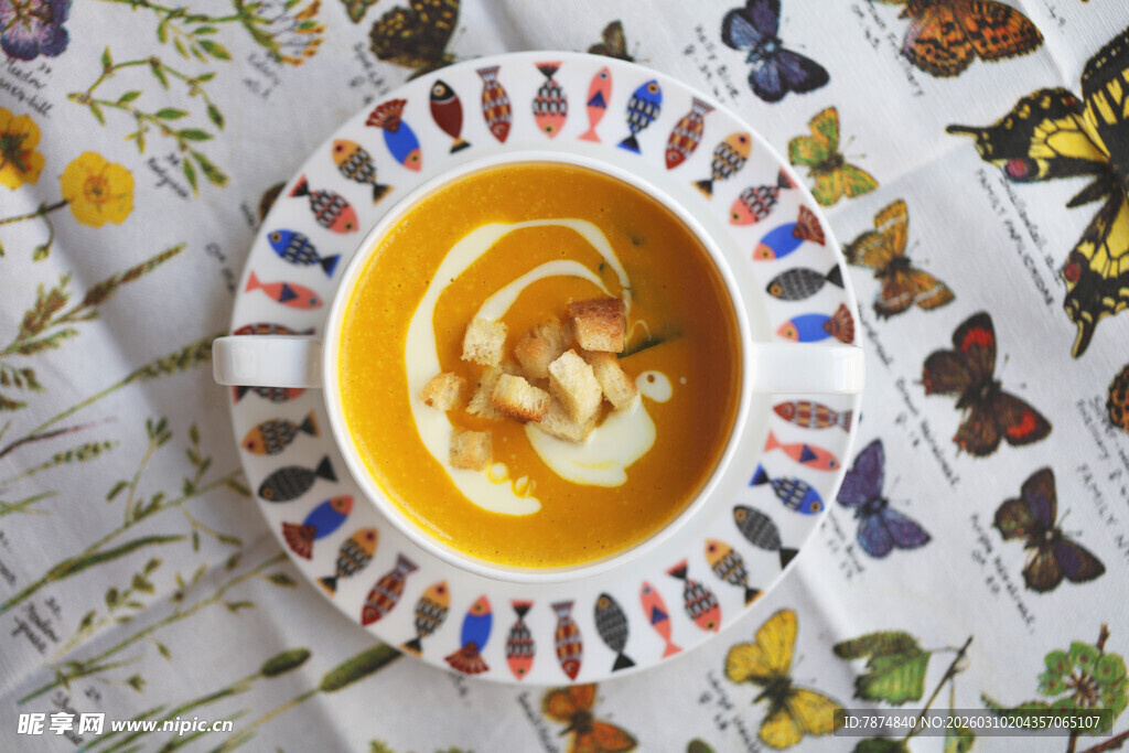 多彩碗中美味南瓜浓汤