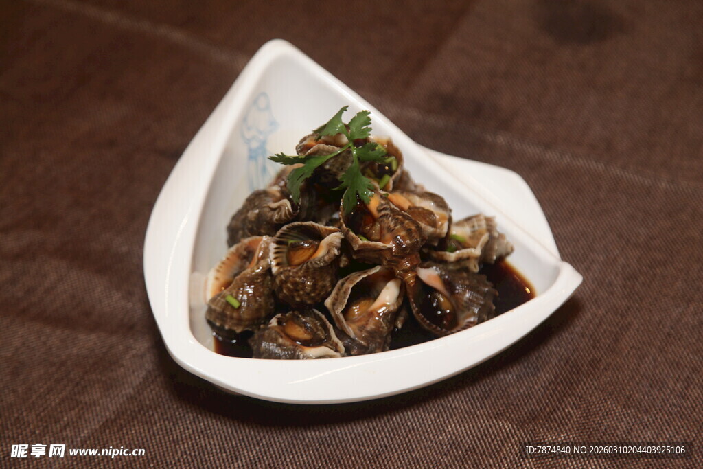 白碟中的美味花蛤