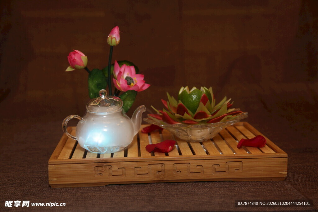 中式茶具与插花雅致组合