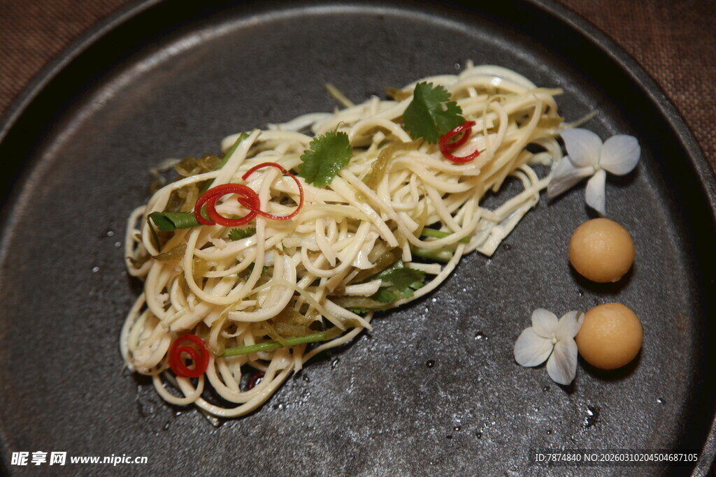 美味凉拌面 点缀精致