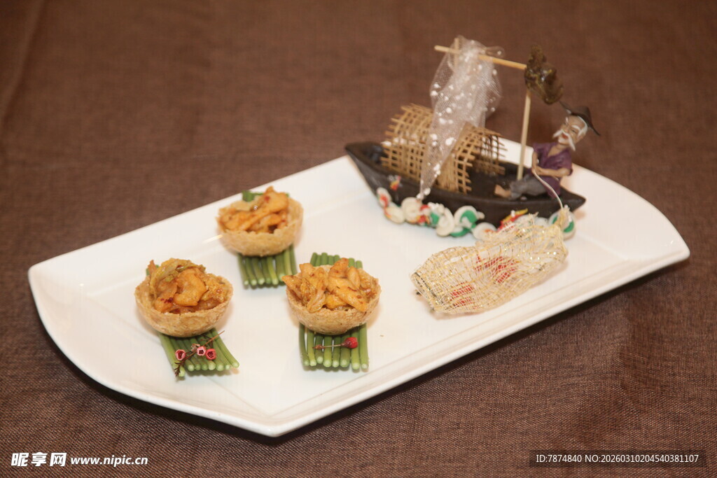 精致糕点与创意摆件组合