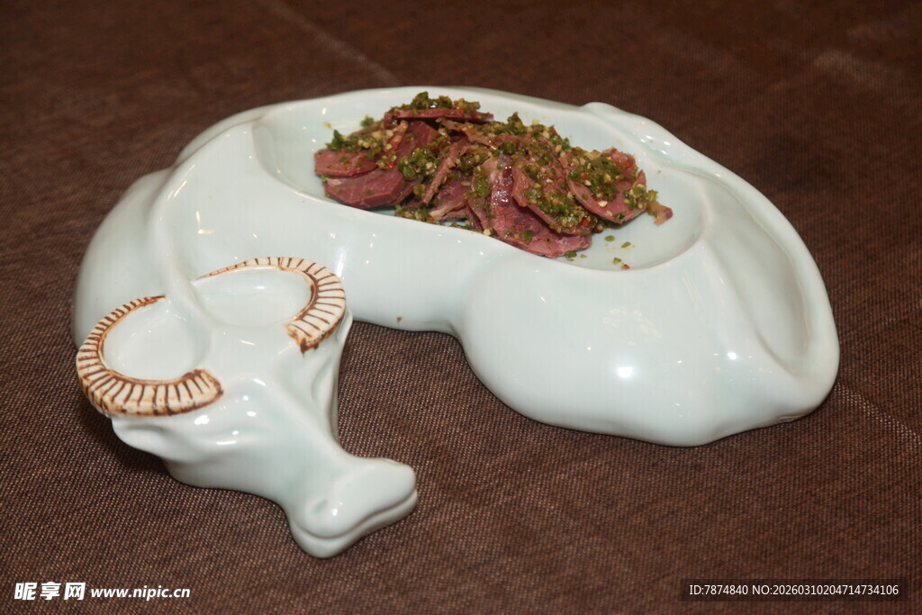 猪形盘中的美味佳肴