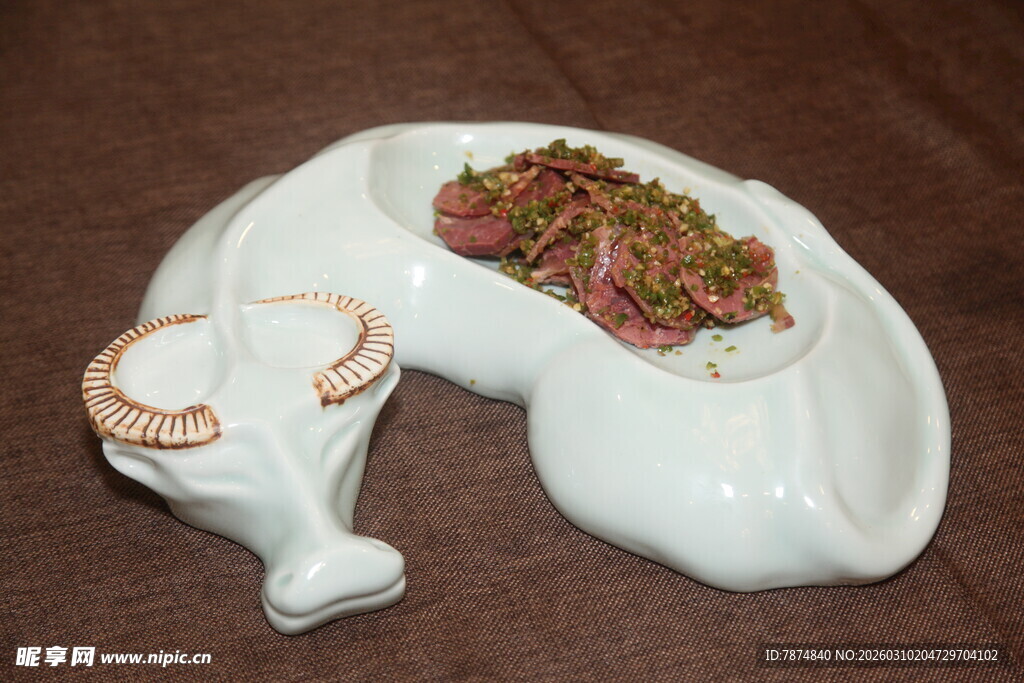 牛形盘装美味坚果