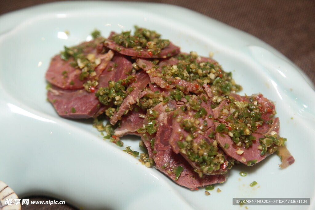 香嫩牛肉配绿色香料