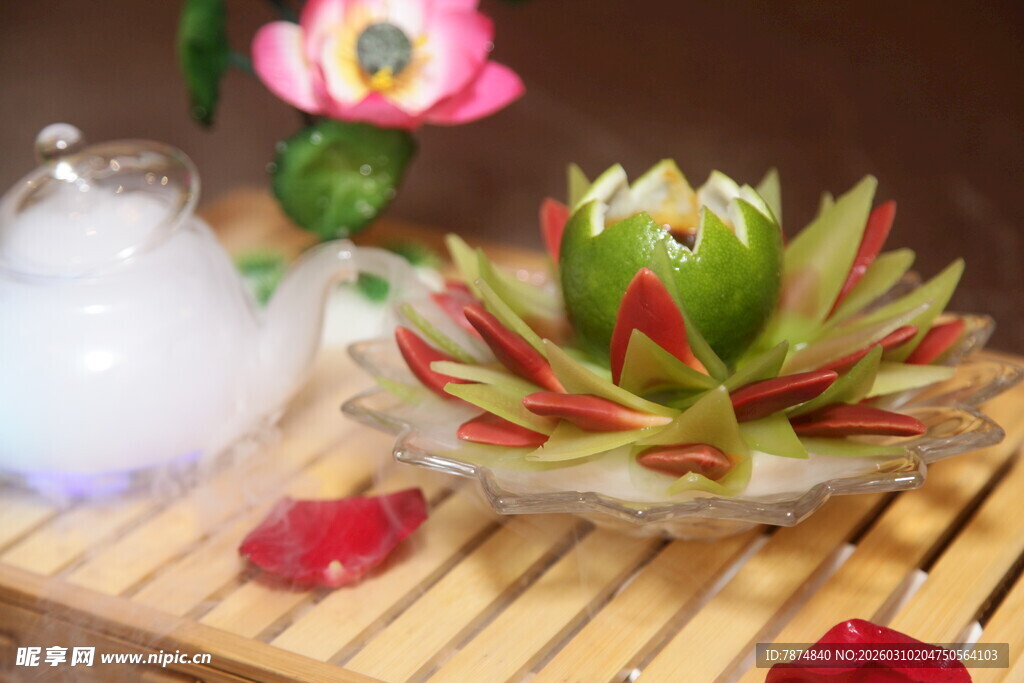 精致多肉盆栽摆放在桌前