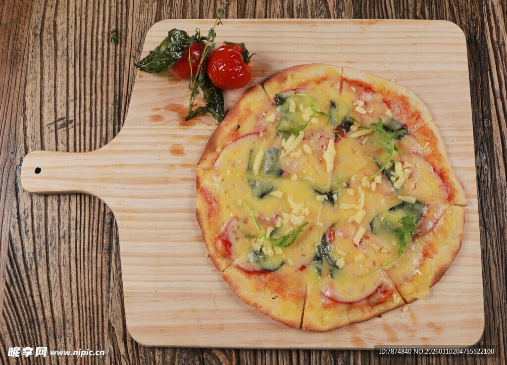 木制案板上的美味蔬菜披萨