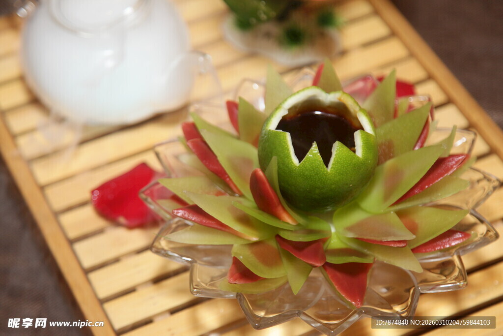 多肉植物绽放于竹席之上