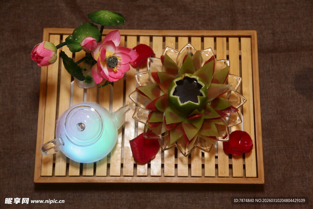 中式茶具与多肉花卉组合