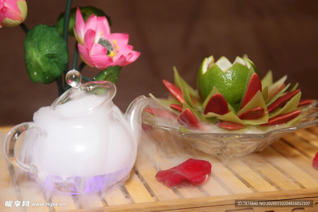 雅致茶具与多肉花卉组合