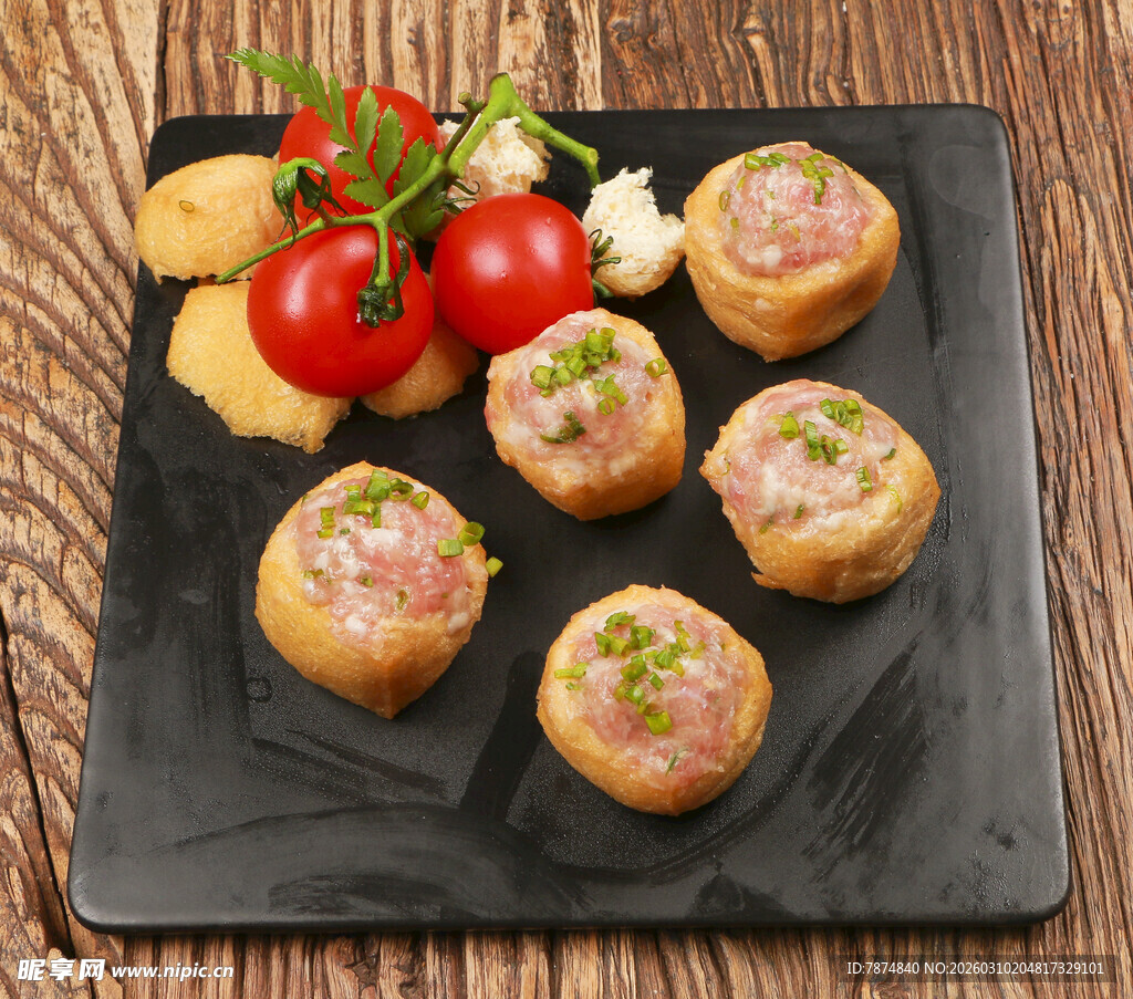 美味香肠卷配新鲜蔬果