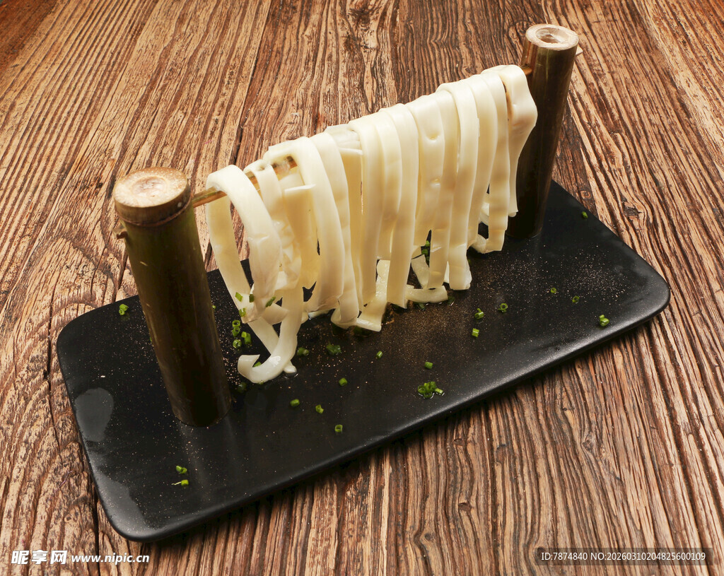 创意摆盘的丝状面食