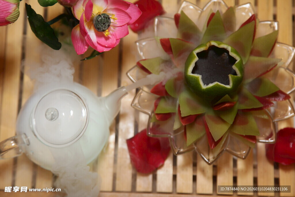 精致茶具与多彩花卉组合