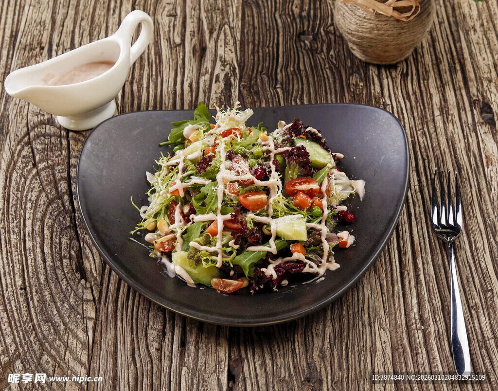 美味蔬菜沙拉摆于木桌