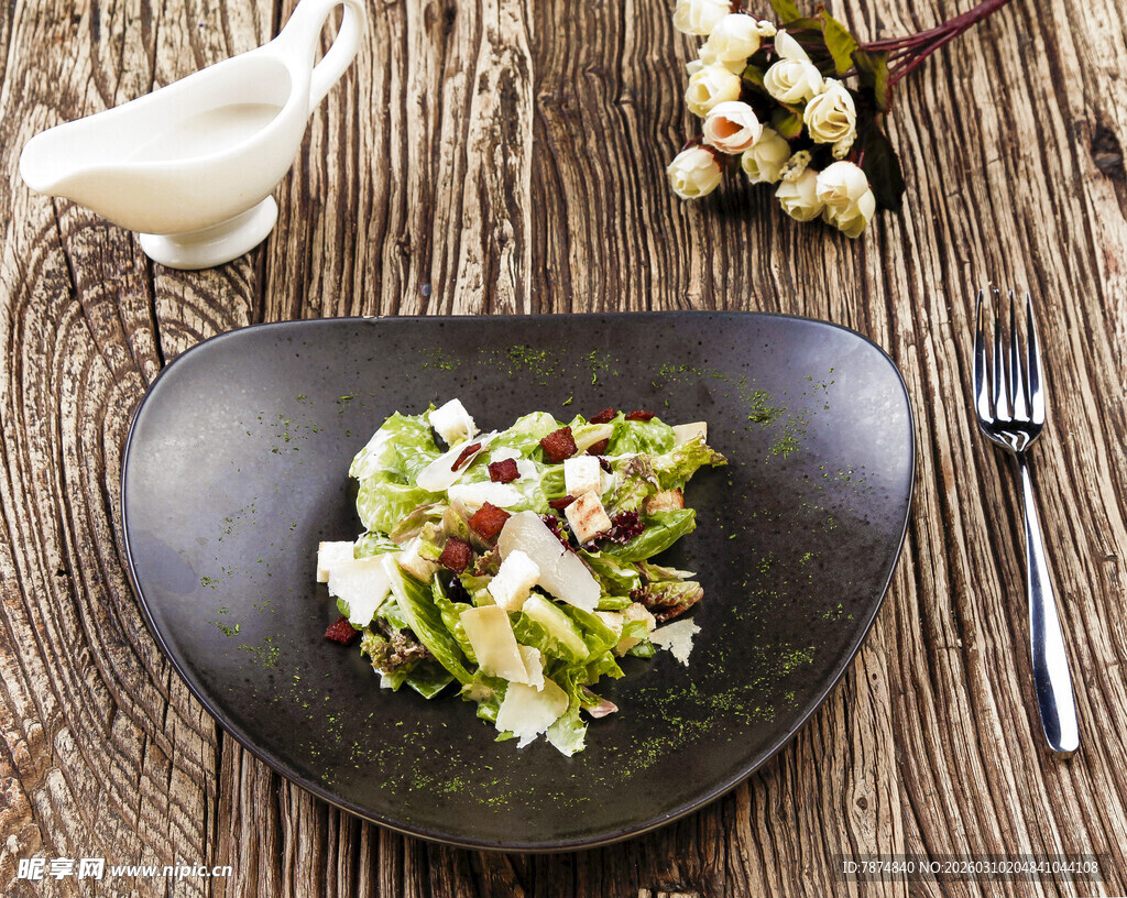 木质盘装美味蔬菜沙拉