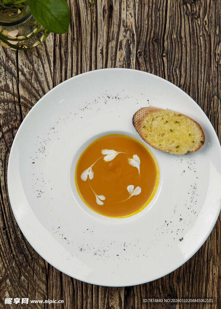 精致摆盘的特色汤品