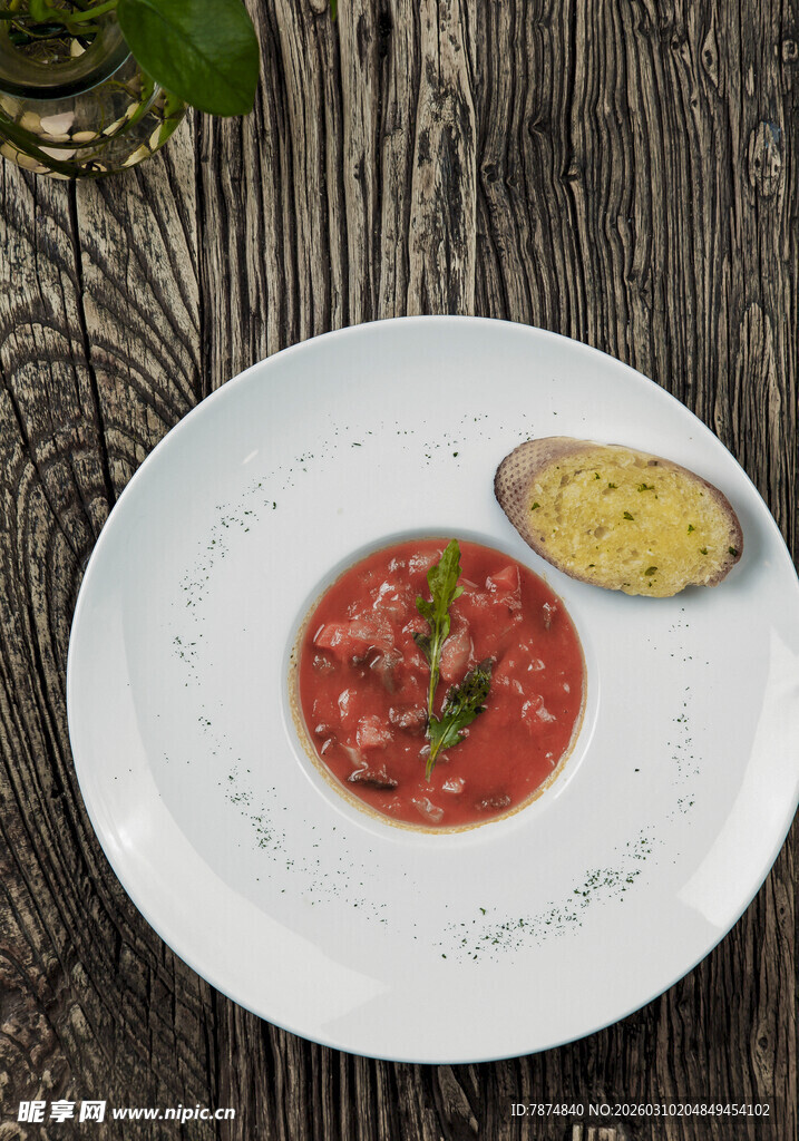 精致番茄浓汤配小食