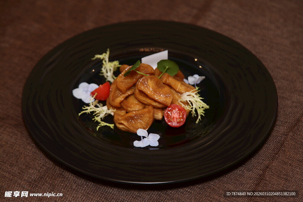 精致摆盘的美味烤肉