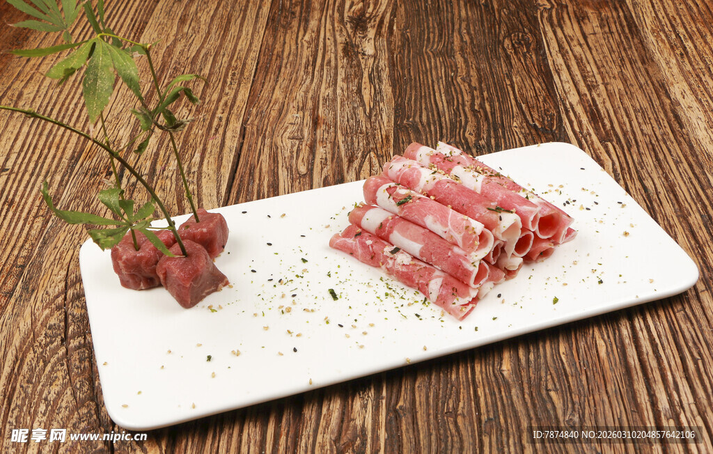 新鲜雪花牛肉摆放在盘上