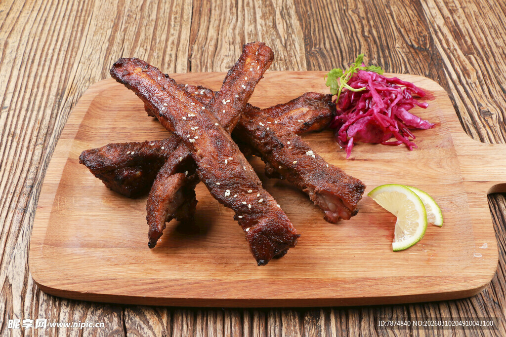 木制砧板上的美味烤排骨