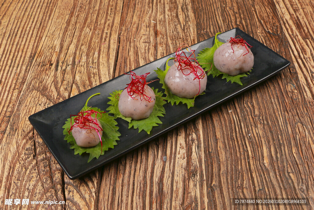 精致虾肉丸子摆于木桌
