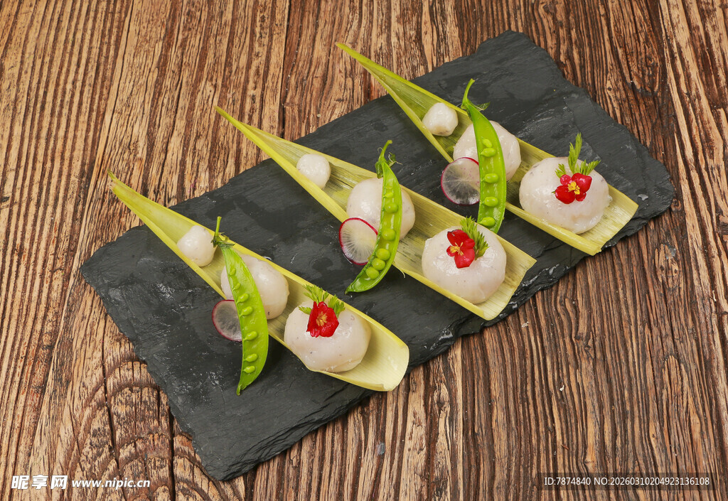 精致寿司卷摆放在木桌上